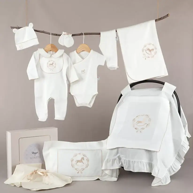 Mayys Baby Asil Bej Tığ İşi Süslemeli Çelenkli At Nakışlı 8' li Organik Hastane Çıkış Seti Krem
