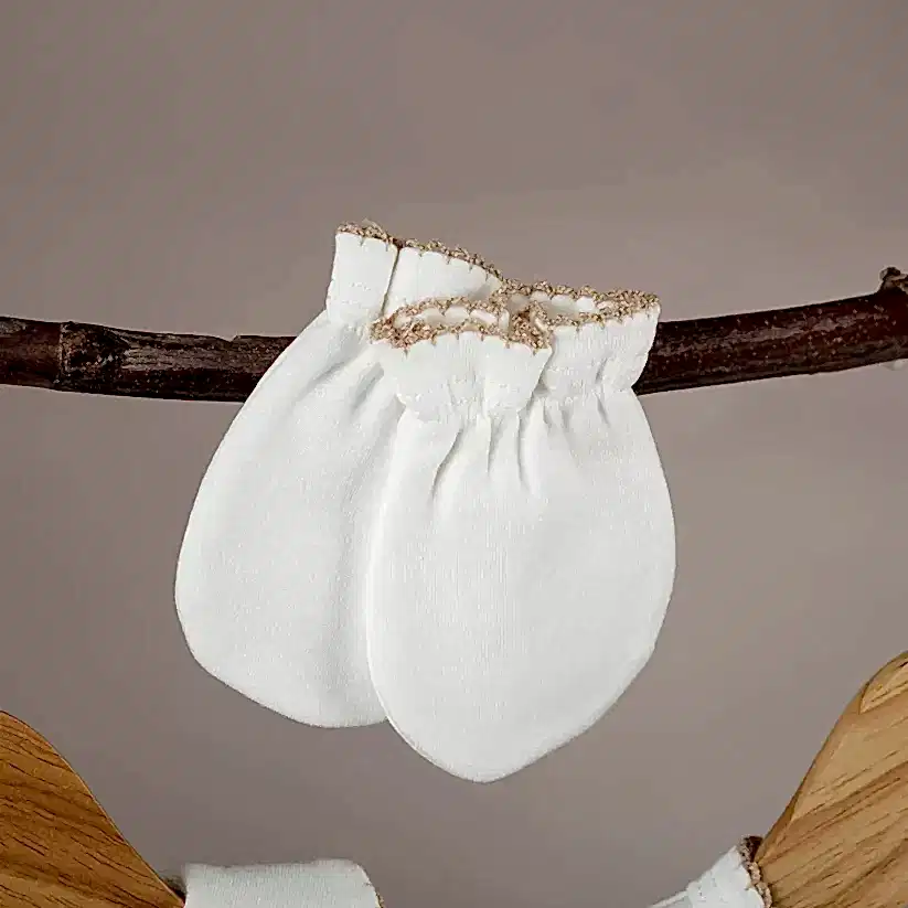 Mayys Baby Asil Bej Tığ İşi Süslemeli Çelenkli At Nakışlı 8' li Organik Hastane Çıkış Seti Krem