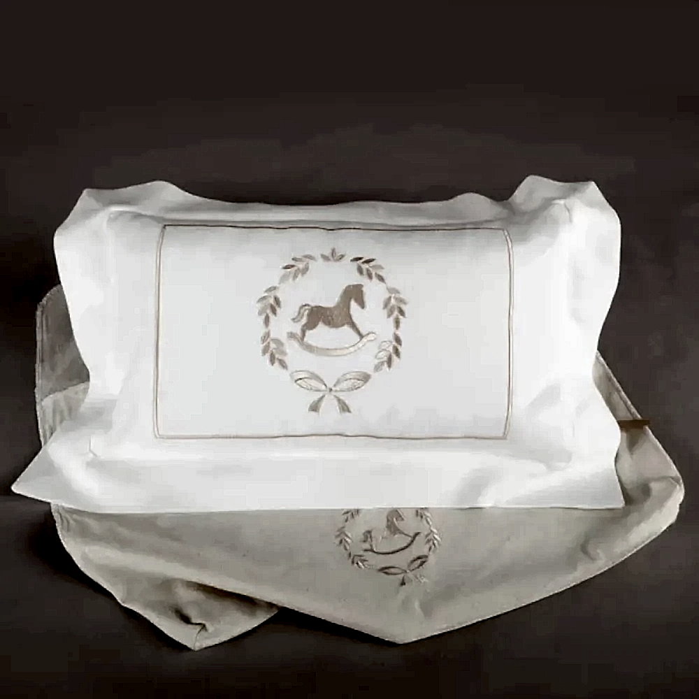 Mayys Baby Asil Bej Çelenkli At Nakışlı Köşeli Dekoratif Yastık+ Puset Örtüsü Krem