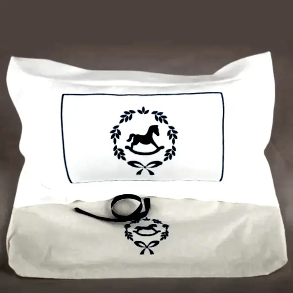 Mayys Baby Asil İndigo Çelenkli At Nakışlı Köşeli Dekoratif Yastık+ Puset Örtüsü Krem