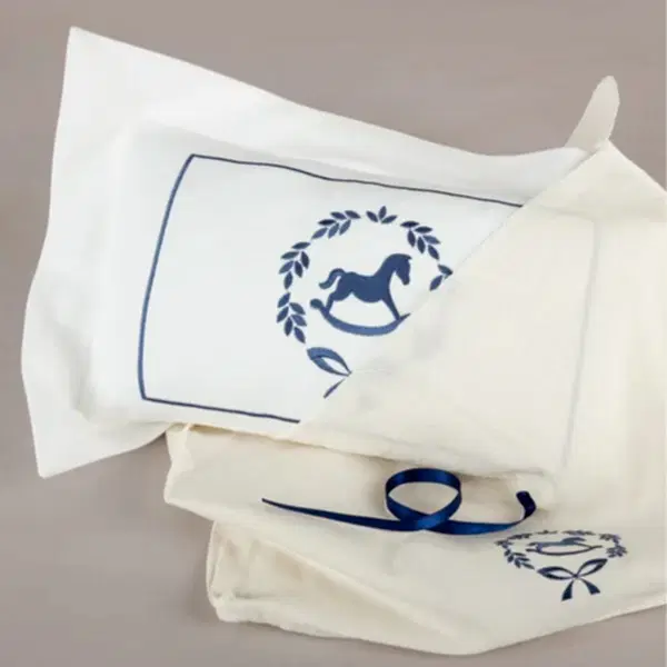 Mayys Baby Asil İndigo Çelenkli At Nakışlı Köşeli Dekoratif Yastık+ Puset Örtüsü Krem