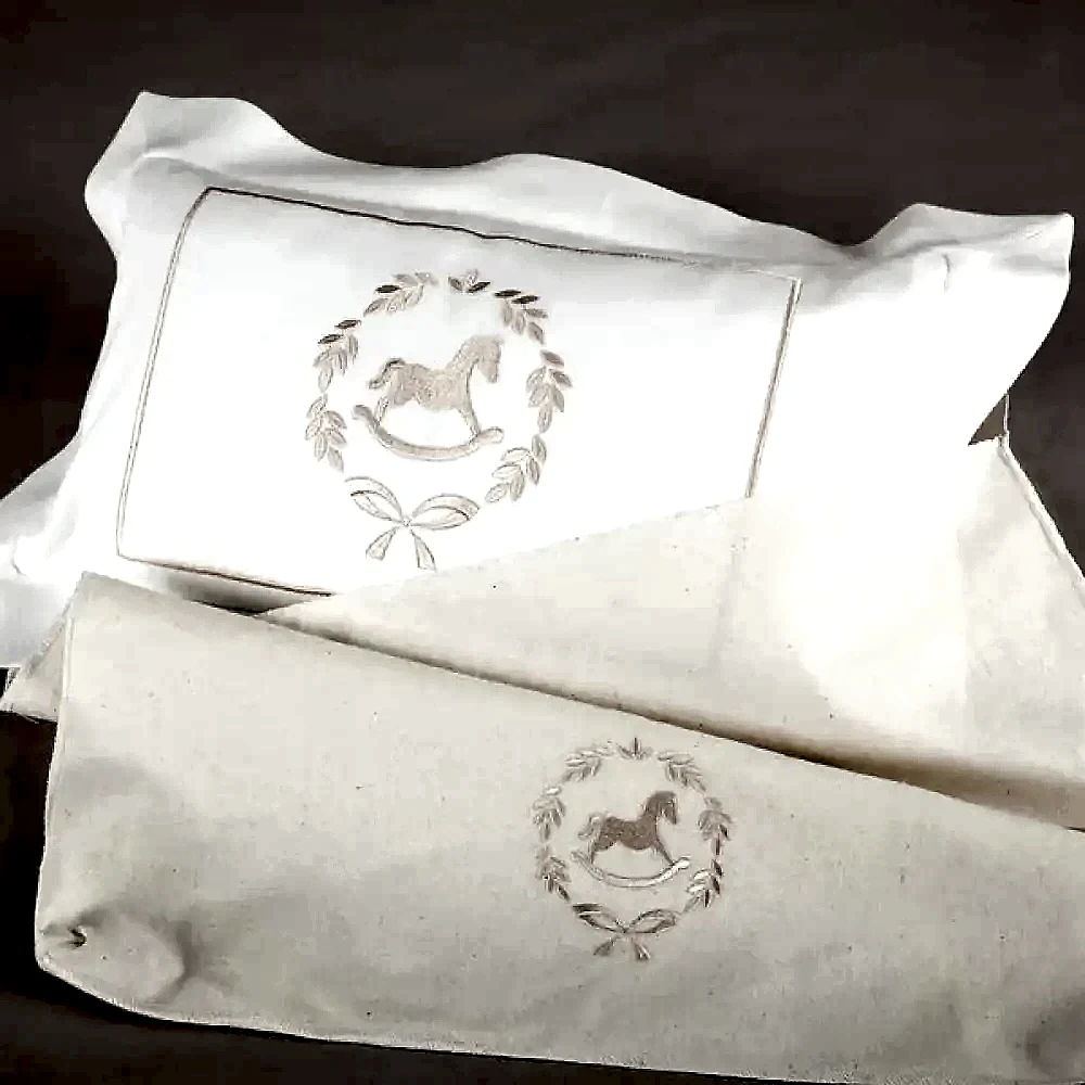 Mayys Baby Asil Bej Çelenkli At Nakışlı Köşeli Dekoratif Yastık+ Puset Örtüsü Krem